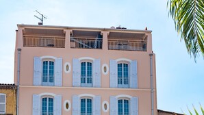 A multi-story hotel with a sign reading "LE 21 HOTEL DE FRANCE" and a visible storefront with a sign for "Bureau Information Jeunesse." - Le 21 Hotel (Saint-Raphael)