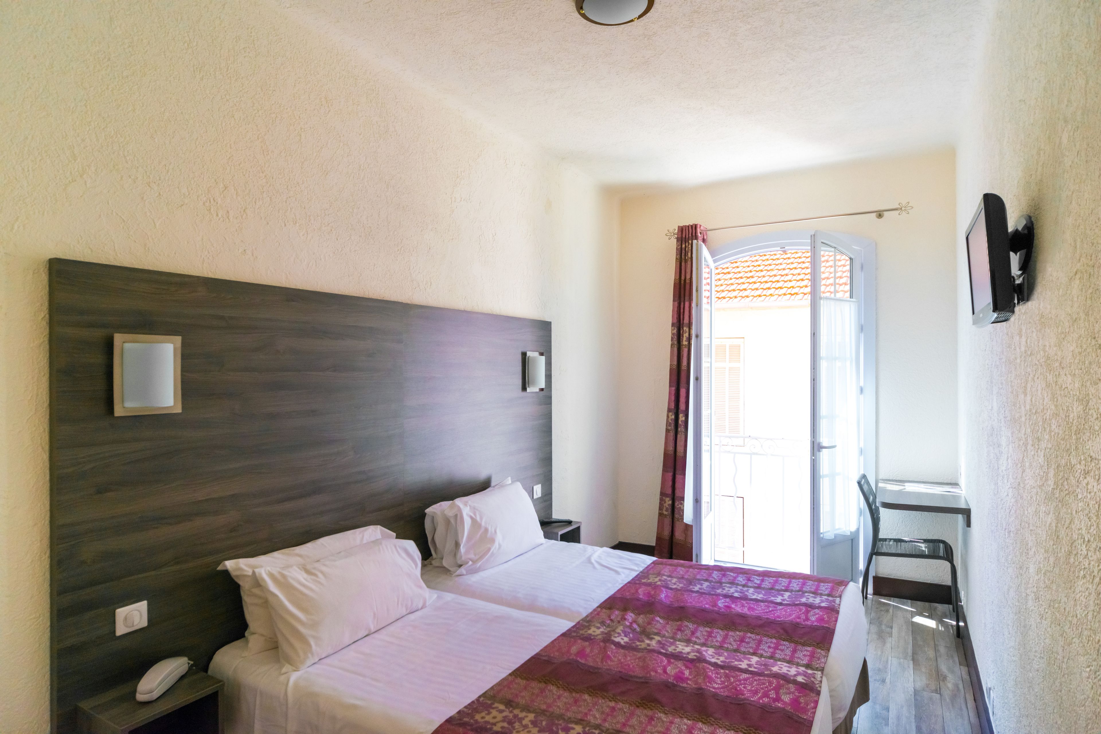 twin room | in-room safe, desk, soundproofing, free wifi