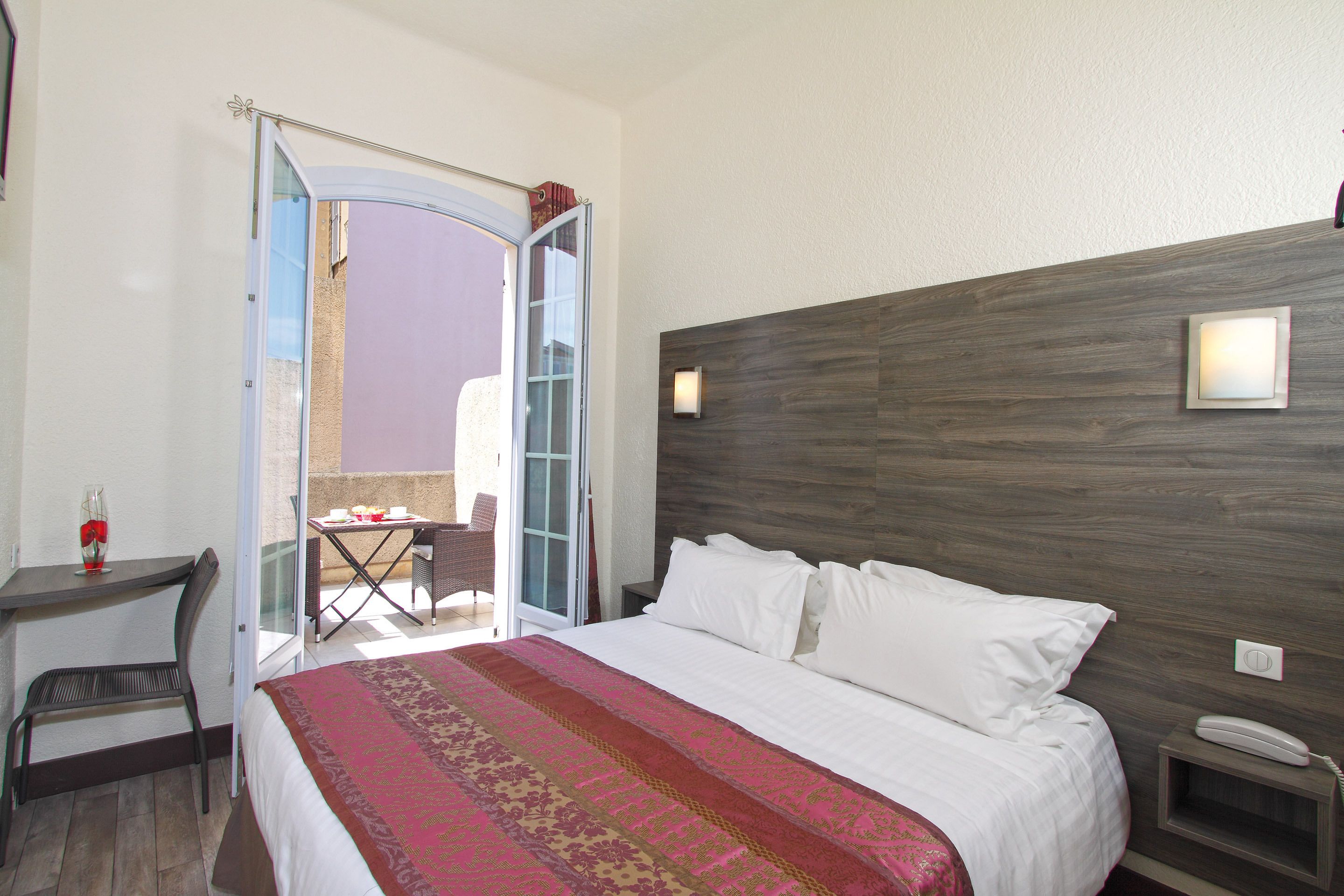 double or twin room, terrace (privilege) | in-room safe, desk, soundproofing, free wifi