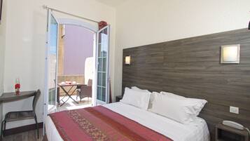 Kamer, 1 twee- of 2 eenpersoonsbedden, terras (Privilege) | Een kluis op de kamer, een bureau, geluiddichte muren, gratis wifi