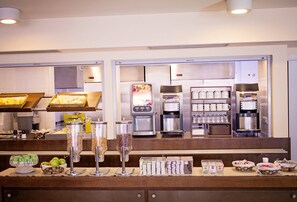 Frukostbuffé varje dag (EUR 7.50 per person)