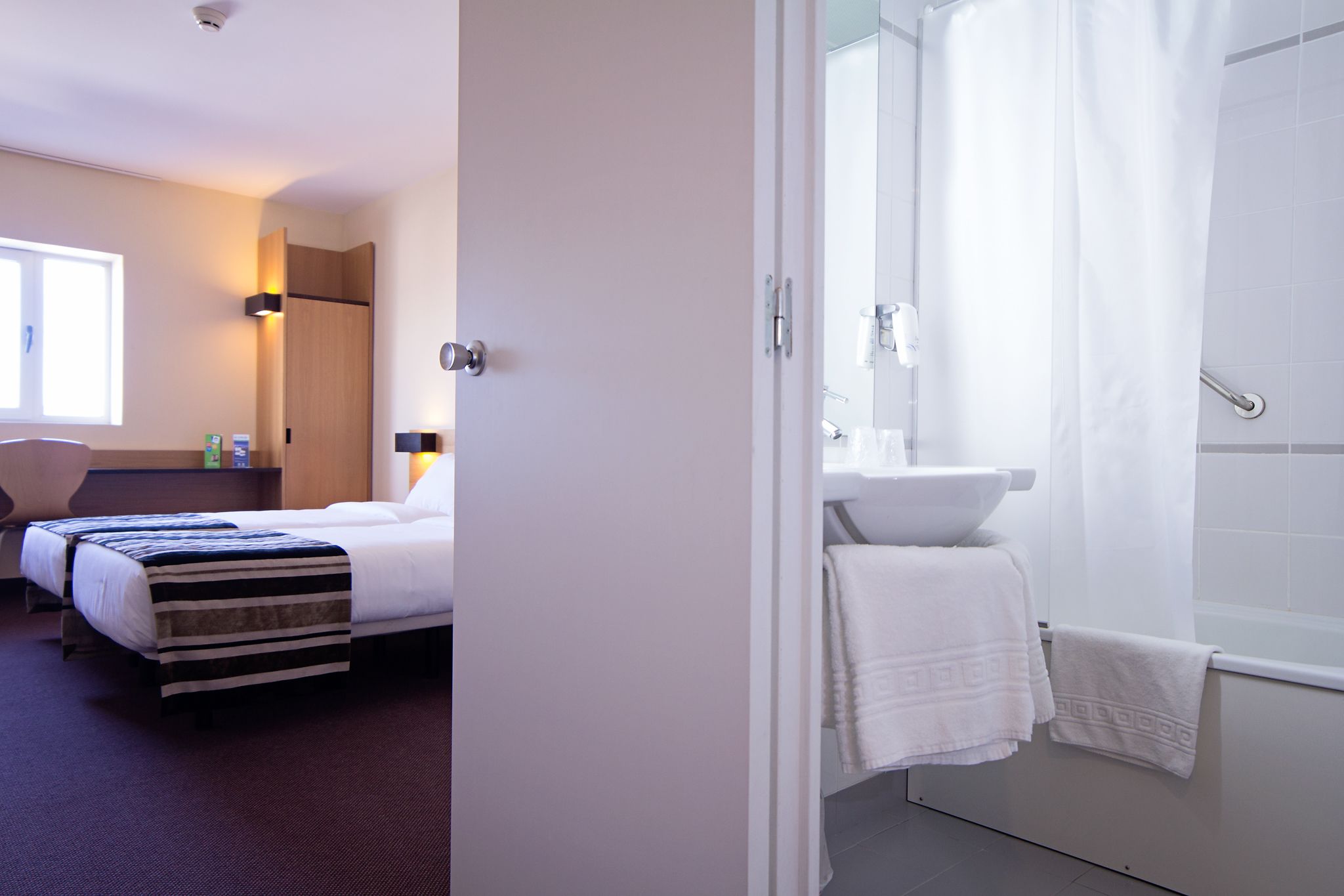 desk, blackout curtains, soundproofing, free wifi