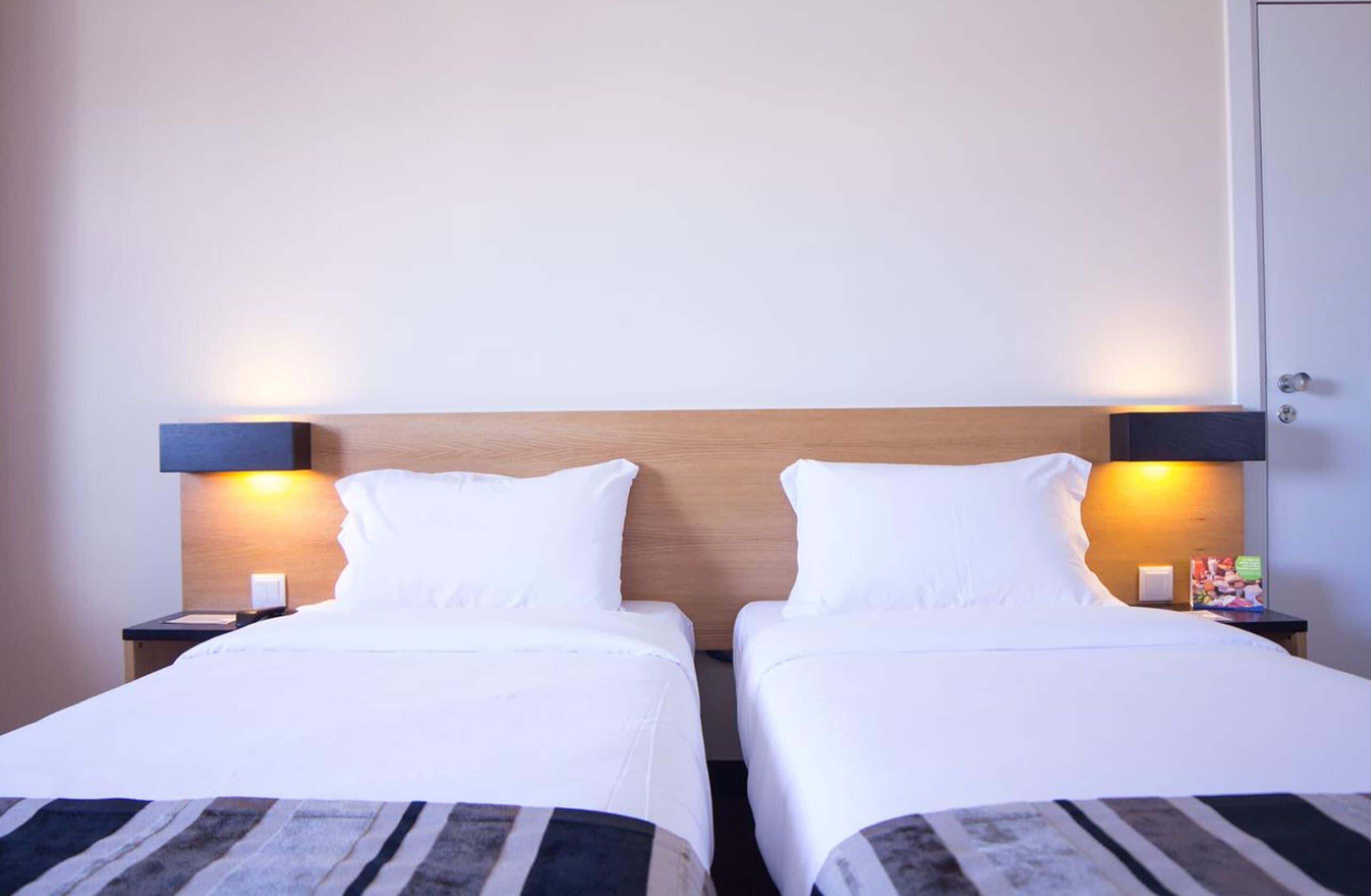 desk, blackout curtains, soundproofing, free wifi