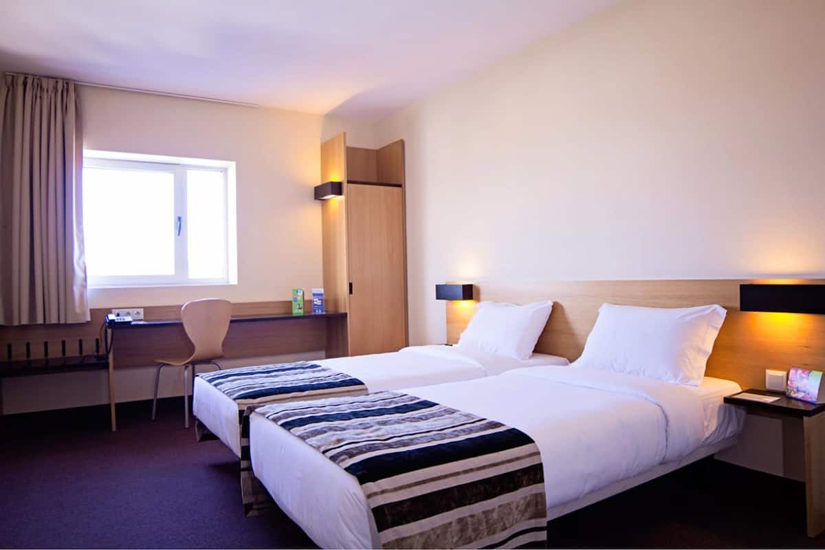 Schreibtisch, Verdunkelungsvorhänge, schallisolierte Zimmer
