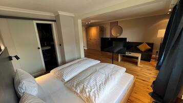 Comfort-Doppelzimmer (Schliffkopf) | Allergikerbettwaren, Daunenbettdecken, Zimmersafe, individuell dekoriert