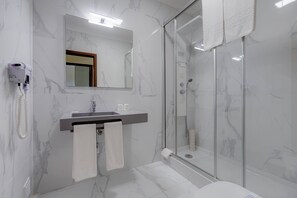 Appartement familial, 2 chambres | Salle de bain | Baignoire, baignoire à l’eau de source, séchoir à cheveux, bidet