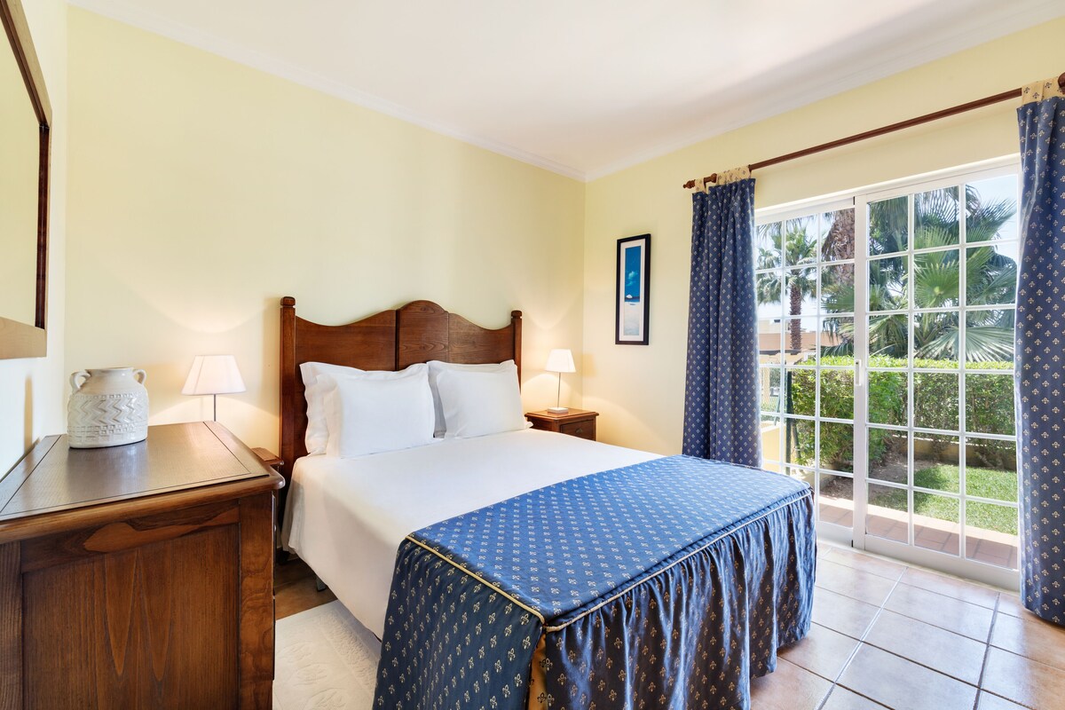 خزنة داخل الغرفة ومكتب وستائر تعتيم وتجهيزات عازلة للصوت