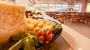 朝食、ランチ、ディナーに営業