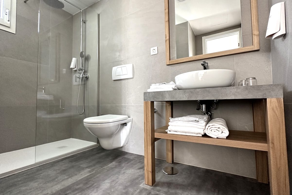 combined shower/bathtub, towels