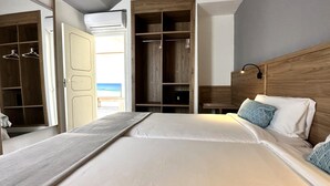 Un dormitorio con cama, cabecera de madera, mesita de noche, armario y lámpara colgante.