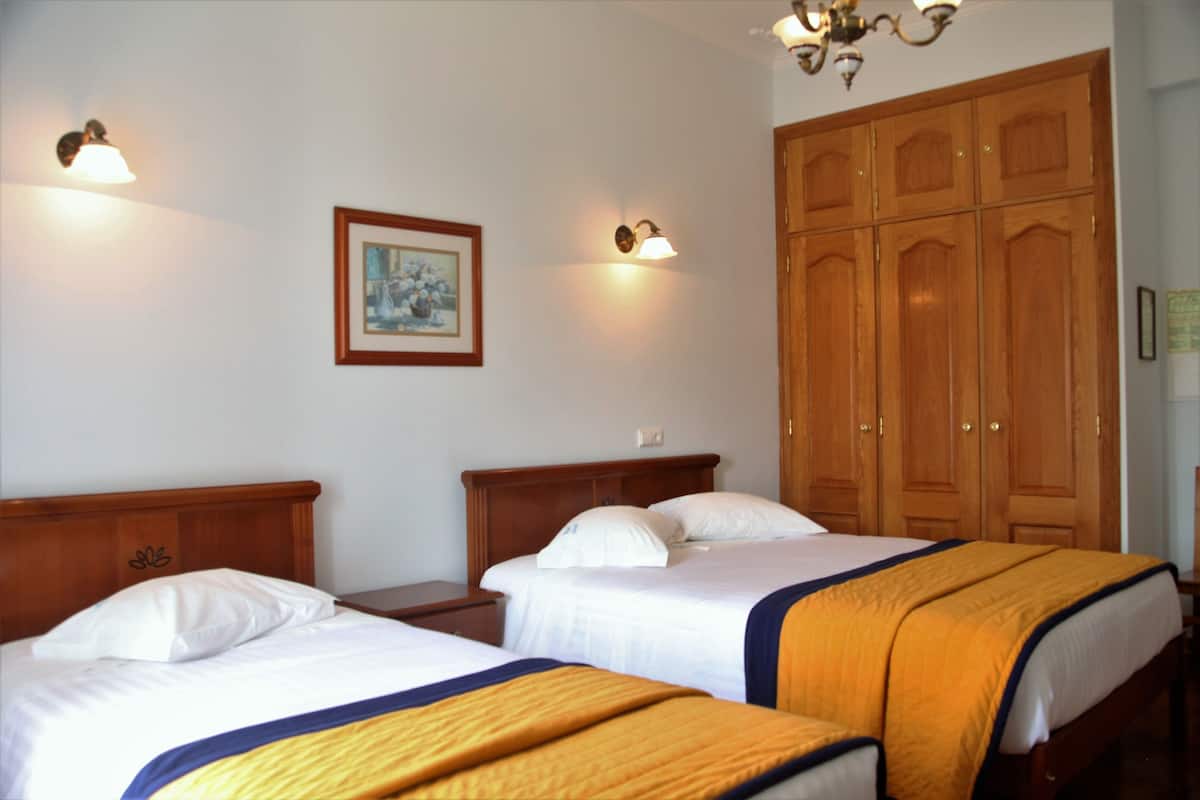 triple room | in-room safe, desk, rollaway beds, free wifi