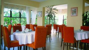 تقديم الإفطار والغداء والعشاء