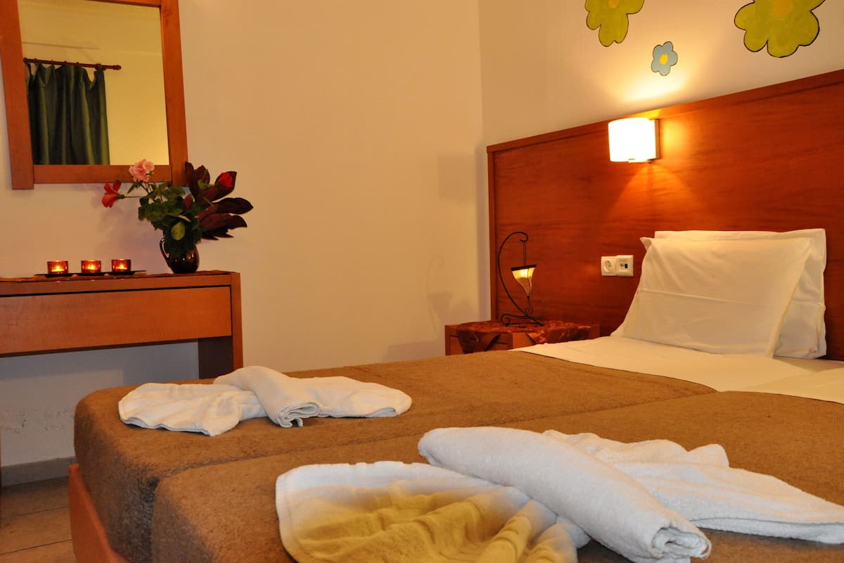Desk, cribs (free), WiFi (free), bed sheets
