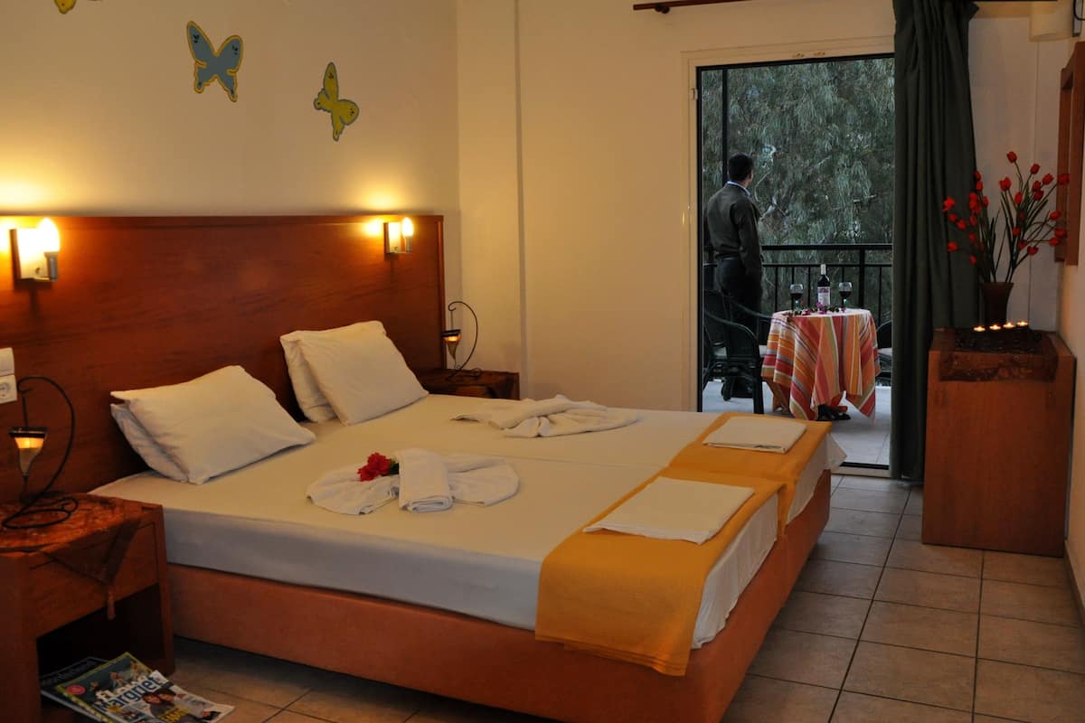 Desk, cribs (free), WiFi (free), bed sheets