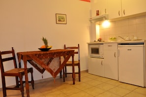 Standard Apartment, 1 Bedroom | Private kitchenette | Fridge, stovetop, electric kettle, cookware/dishes/utensils - Haris Apartments (Hersonissos)