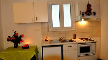 Apartamento standard, 1 quarto | Cozinha americana privada | Geladeira, cooktop, chaleira elétrica