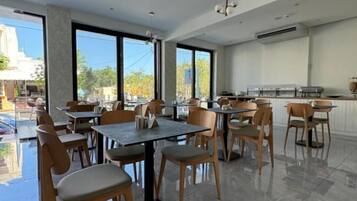 Bữa sáng buffet hàng ngày (7 EUR/mỗi người)