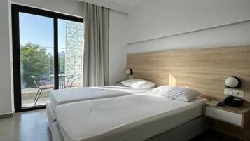 Phòng đôi hoặc 2 giường đơn, ban công | Minibar, bàn, phòng cách âm, giường gấp/giường phụ (phụ phí)