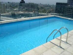 Una piscina al aire libre de temporada