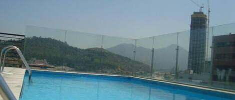 Una piscina al aire libre de temporada