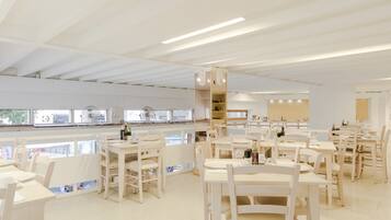 每日供應全套早餐 (每人 EUR11.50)