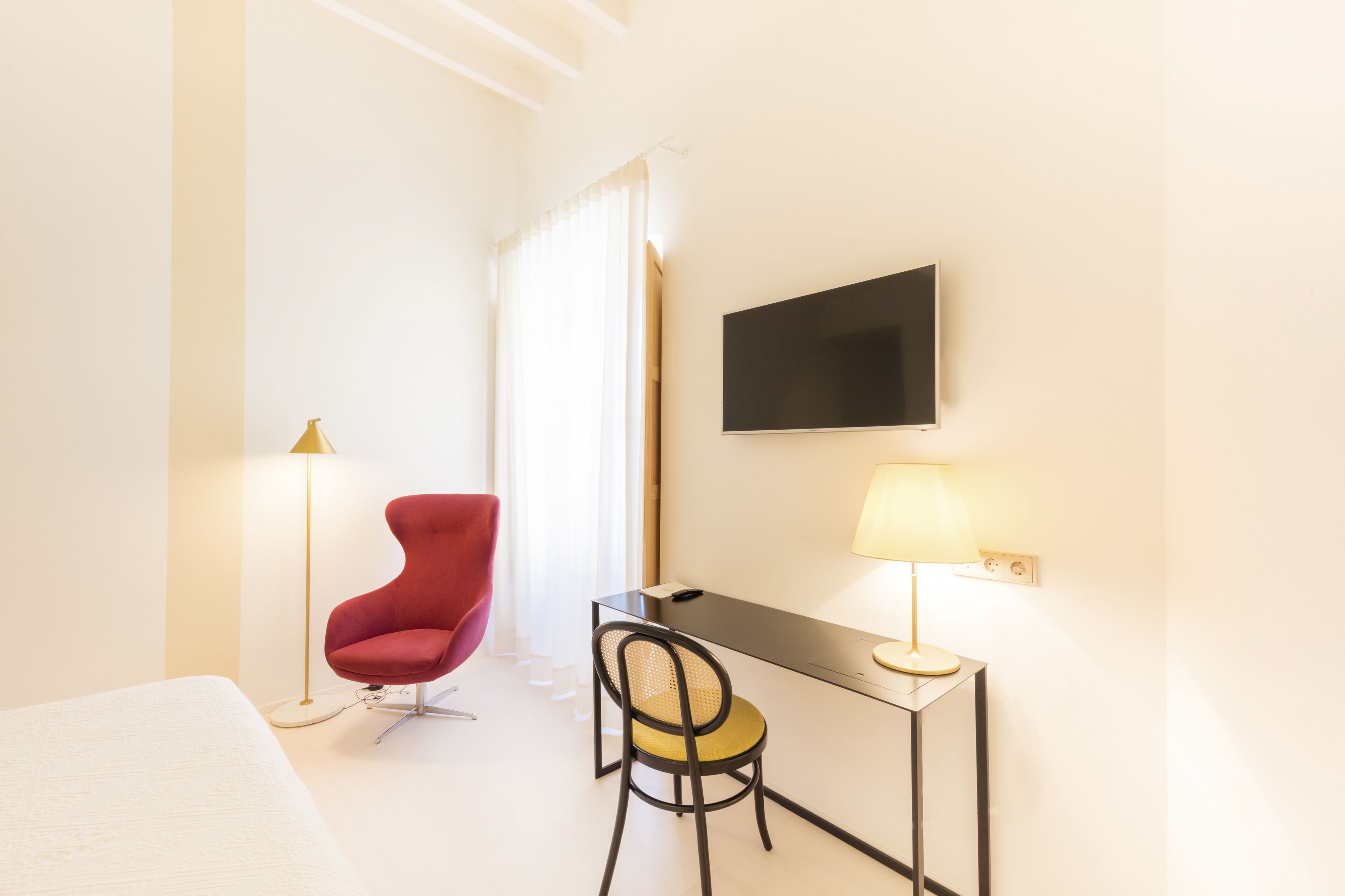 junior suite | living area | 40-inch flat-screen tv with digital channels, tv