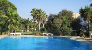 Outdoor pool, pool umbrellas - Apartments Seagull (Kos)