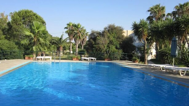 Outdoor pool, pool umbrellas - Apartments Seagull (Kos)