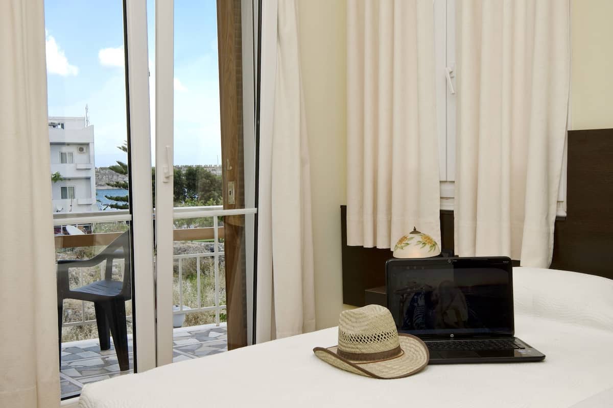 premium bedding, in-room safe, desk, laptop workspace