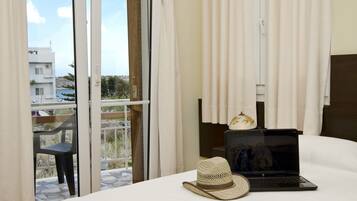 Premium bedding, in-room safe, desk, laptop workspace