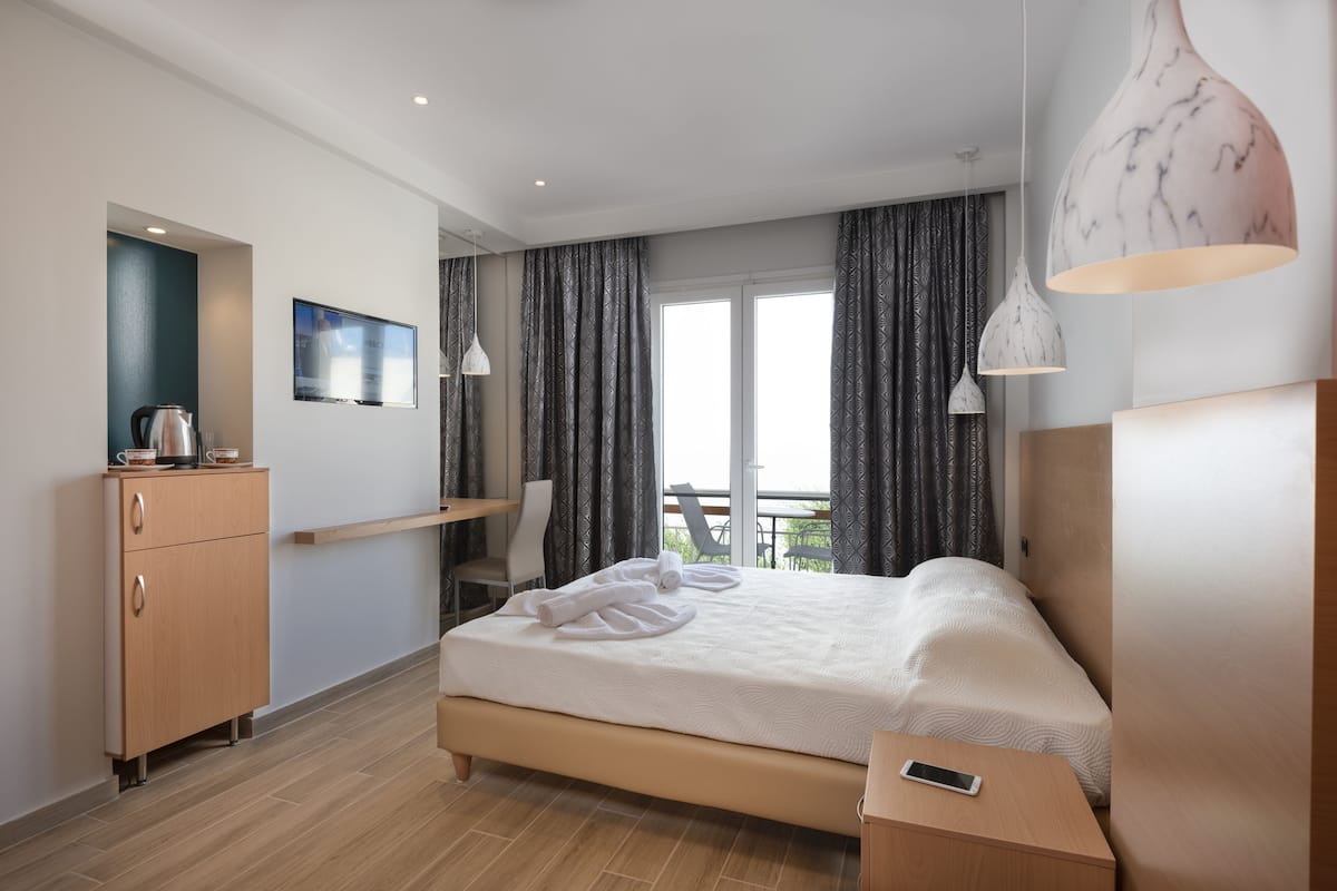 deluxe double or twin room | premium bedding, in-room safe, desk, laptop workspace