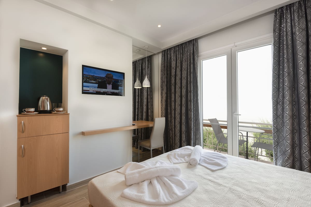 deluxe double or twin room | premium bedding, in-room safe, desk, laptop workspace