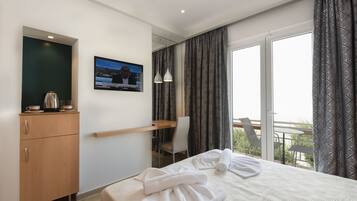 Deluxe Double or Twin Room | Premium bedding, in-room safe, desk, laptop workspace