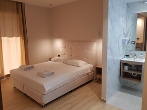 Ropa de cama de alta calidad y caja de seguridad en la habitación