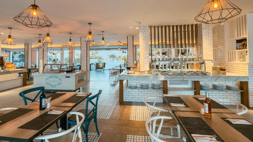 S'hi serveixen esmorzars, dinars, sopars i plats de cuina internacional 