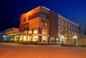 Depan hartanah - siang/malam