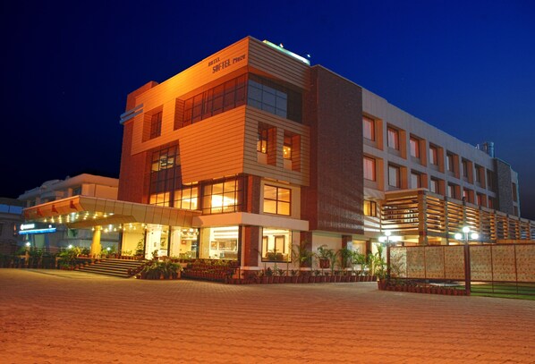 Fassade der Unterkunft – Abend/Nacht