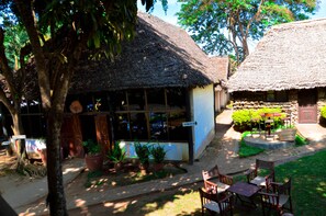 Terrace/patio - L'Oasis Lodge & Restaurant (Arusha)