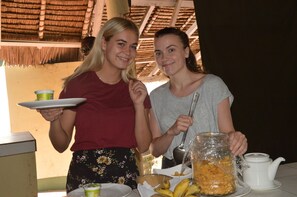 2 restaurants servant le petit déjeuner, le déjeuner et le dîner
