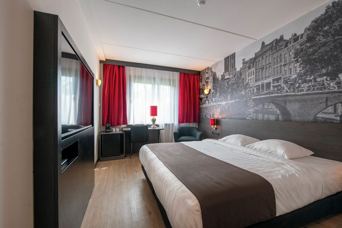 Deluxe Double Room, 1 Katil Raja (King) | Peti besi dalam bilik, meja, seterika/papan seterika, Wi-fi percuma