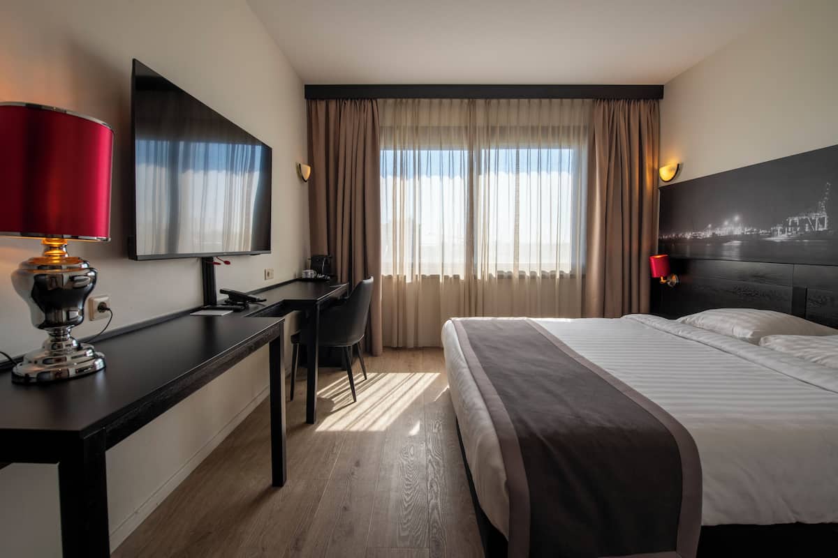 Kamar Double Deluks, 1 Tempat Tidur King | Brankas, meja kerja, setrika/meja setrika, dan Wi-Fi gratis