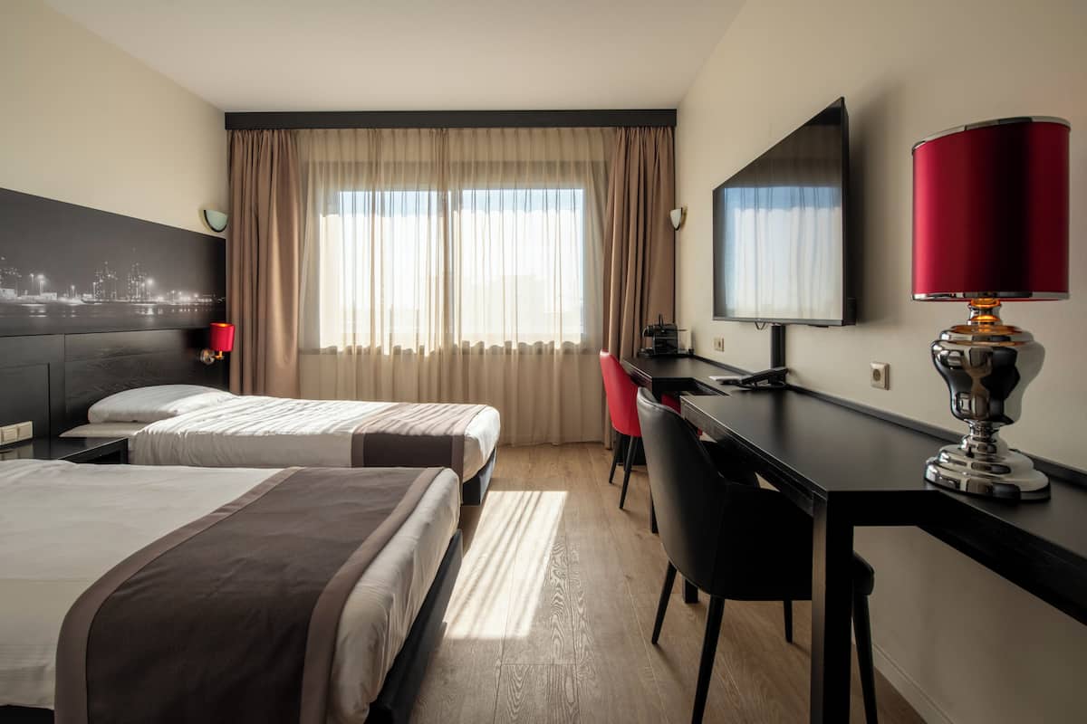 Kamar Twin Deluks, 2 Tempat Tidur Twin | Brankas, meja kerja, setrika/meja setrika, dan Wi-Fi gratis