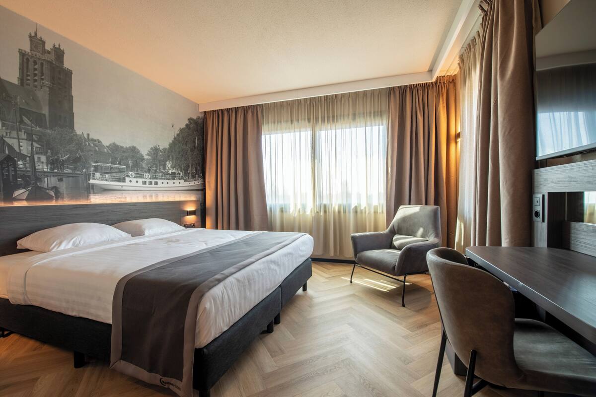 Kamar Double Deluks, 1 Tempat Tidur King | Brankas, meja kerja, setrika/meja setrika, dan Wi-Fi gratis
