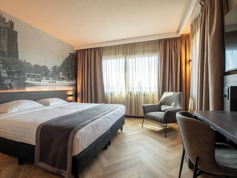 Deluxe Double Room, 1 King Bed | In-room safe, desk, iron/ironing board, free WiFi