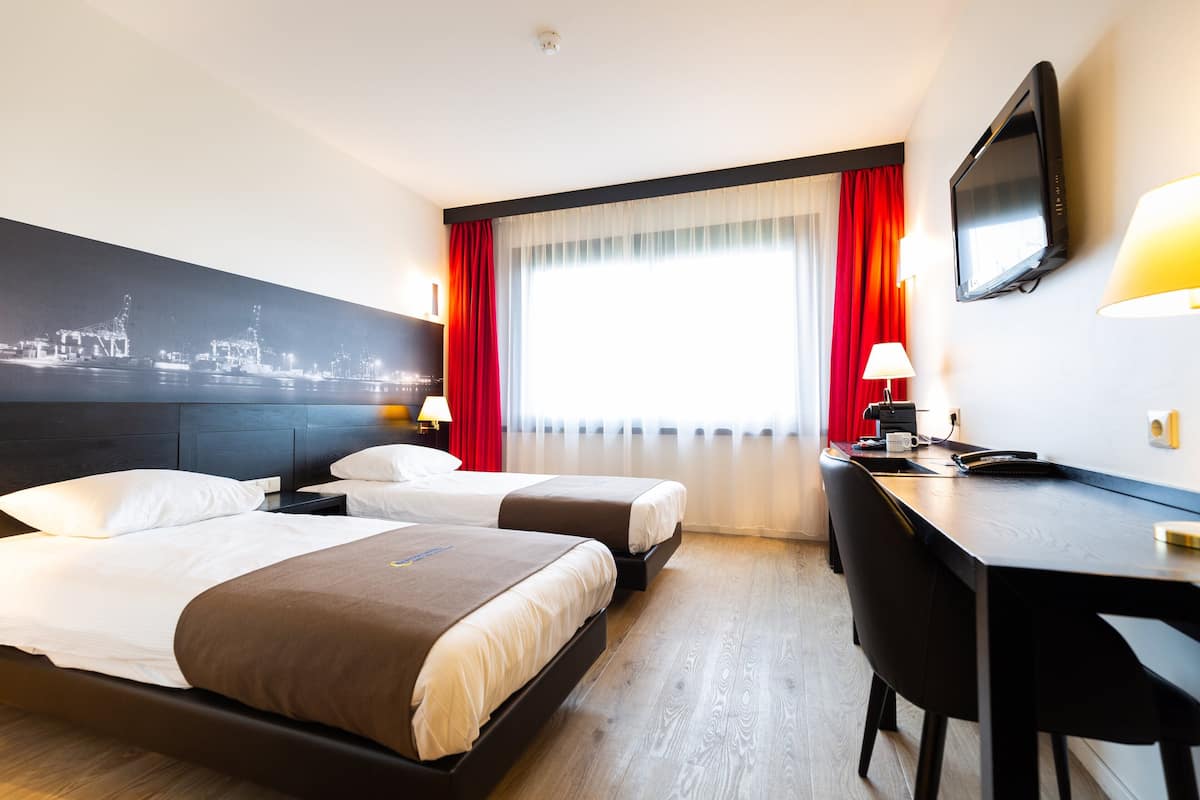 Deluxe Twin Room, 2 Katil Bujang (Single) | Peti besi dalam bilik, meja, seterika/papan seterika, Wi-fi percuma