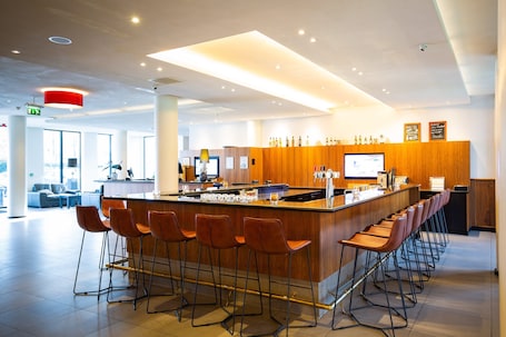 Bar (na propriedade). Bastion Hotel Vlaardingen