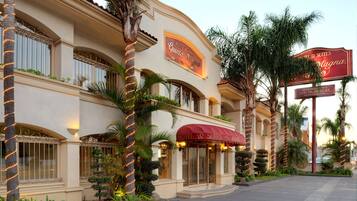 Vista frontal de la propiedad