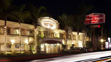 Vista frontal de la propiedad por la tarde o noche