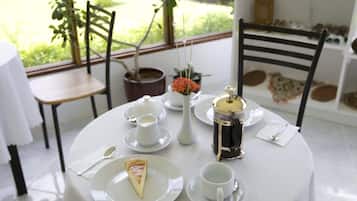 Se sirven desayunos y almuerzos; cocina internacional; con vista al mar