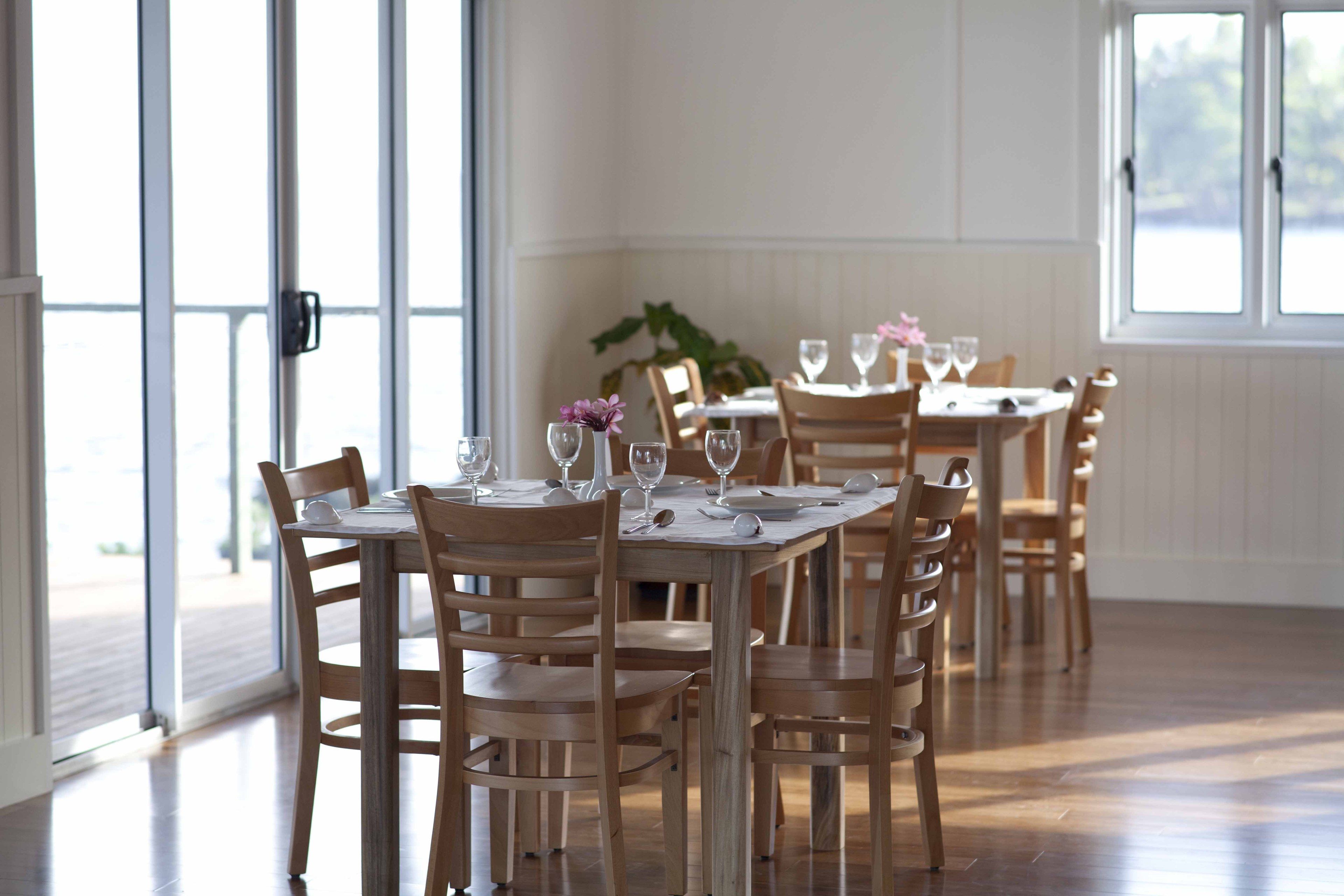 Se sirven desayunos y almuerzos; cocina internacional; con vista al mar